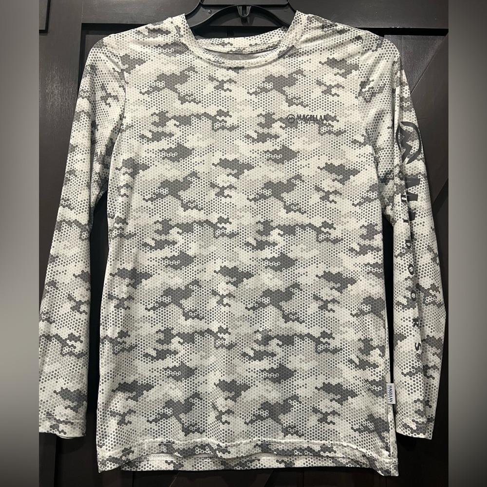 Boys Magellan Outdoors Longsleeve shirt Size Medium